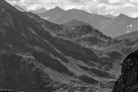 Durchblick über grüne Matten in die Lechtaler Alpen