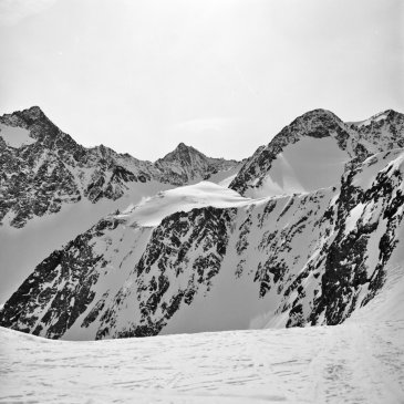 Auf dem Grünetatzenferner - Im Hintergrund Brunnenkogl (3325 m) und Bachfallenkopf (3176 m)