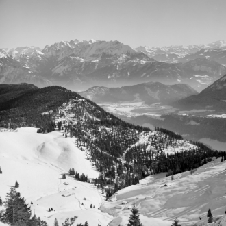 Im Süden das Thierseetal und in der Ferne das Kaisergebirge