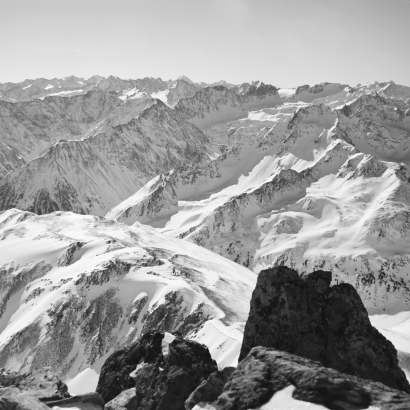 Abgeblasene Hänge und Felswände östlich des Gipfels