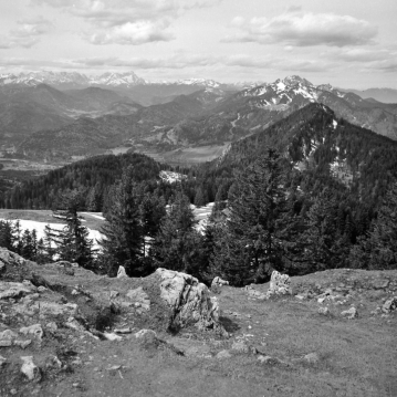 Auf dem Fockenstein (Tegernseer Berge) - Blick zur Benewand und Zugspitze - 11.05.2021