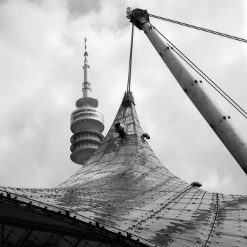 Olympiaturm und Zeltdach der Olympiahalle (München) - 25.04.2022